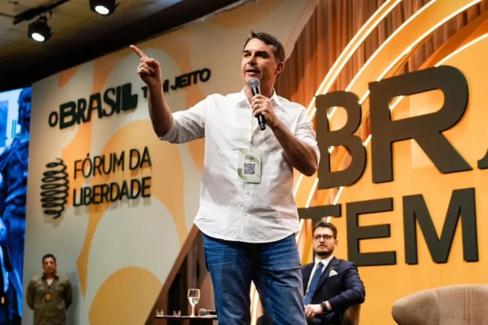 'Não tenho que justificar nada para ninguém', diz Flávio sobre conversas com Vorcaro (Foto: Divulgação)