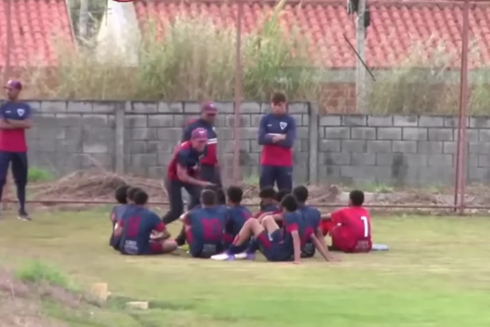 Atletas do Iporaense durante o intervalo do jogo pelo Goianão Sub-15 da segunda divisão