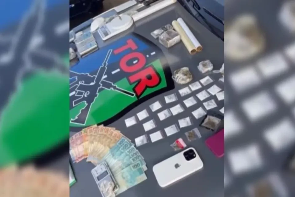 Drogas e objetos apreendidos - (Foto: reprodução/PM)