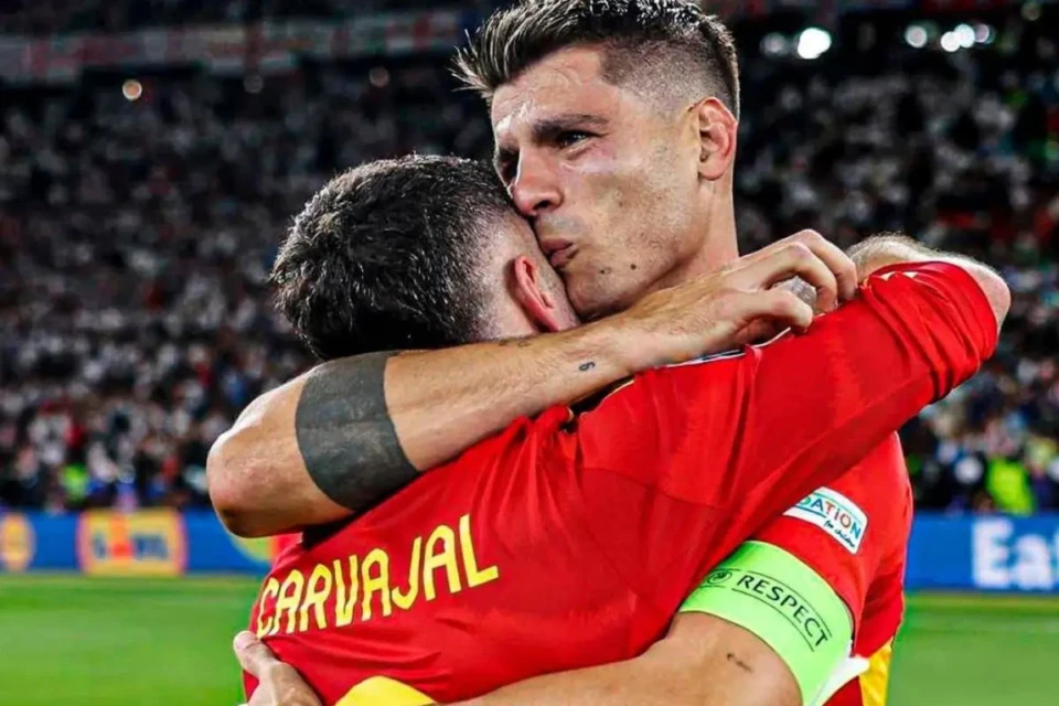 Dani Carvajal e Álvaro Morata de abraçam após jogo pela seleção da Espanha (Foto: Instagram/Morata)