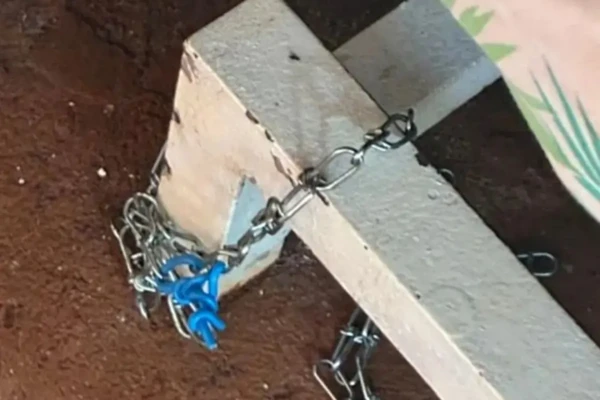 Imagem do local onde o homem ficava amarrrado