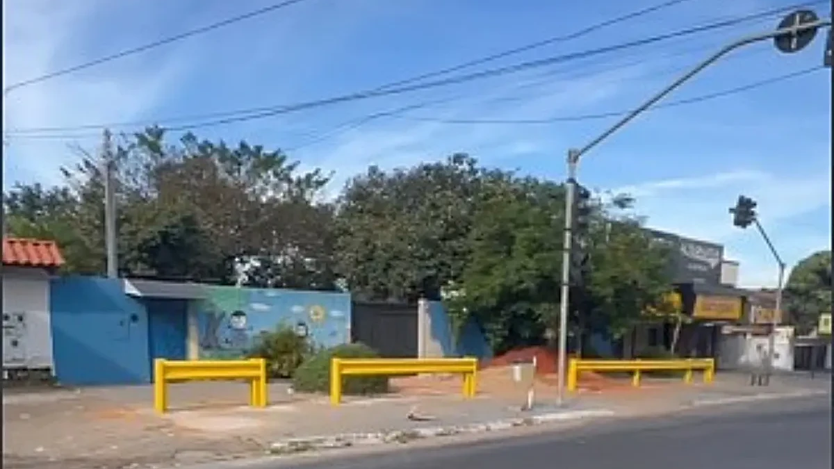Imagem da fachada com as barras de proteção