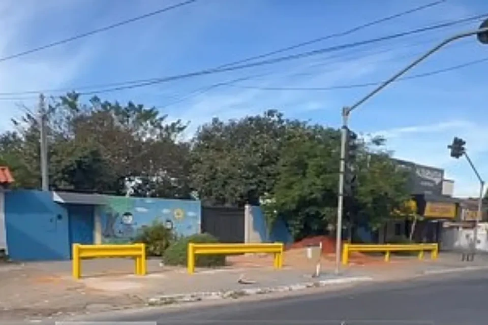 Imagem da fachada com as barras de proteção