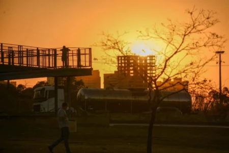 Foto contra a luz do sol em paisagem urbana