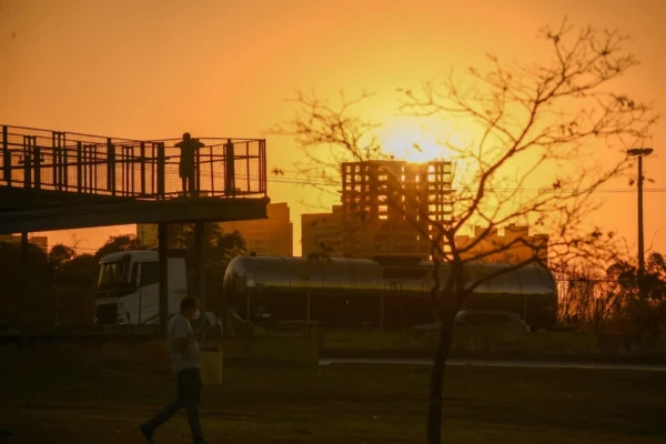 Foto contra a luz do sol em paisagem urbana