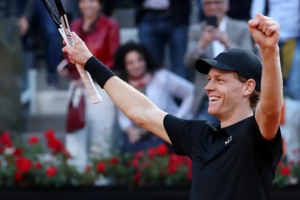 Jannik Sinner comemora vitória no Masters 1000 de Roma