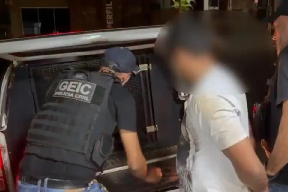Suspeito de tráfico sendo preso - (Foto: reprodução/PCGO)