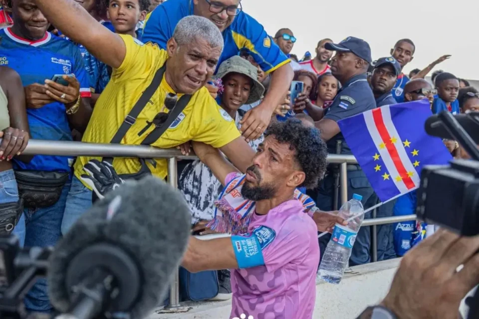 Josimar 'Vozinha' é cumprimentado por torcedores de Cabo Verde (Foto: Instagram)