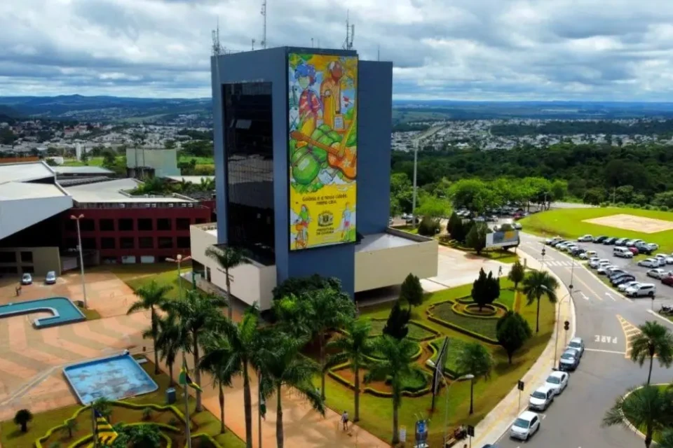 Imagem mostra fachada da Prefeitura de Goiânia
