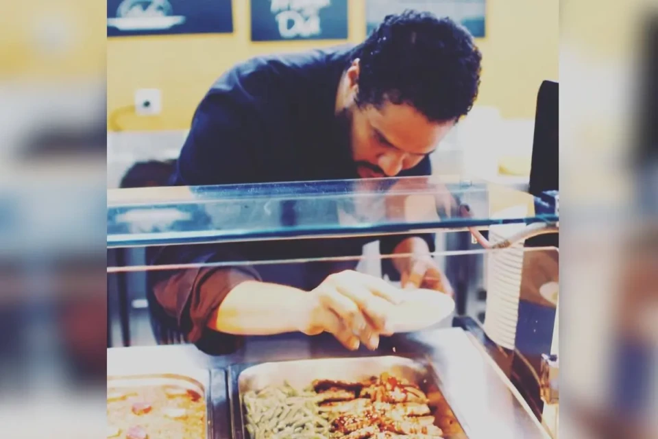 Jovem que queria ser goleiro realiza sonho de ir à Copa, mas como cozinheiro (Foto: Instagram)