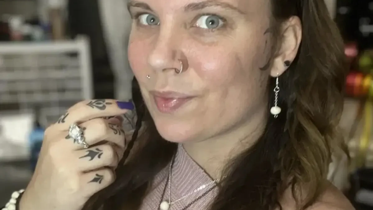 Amanda faz peças usando terra de sepultura e placenta Mulher viraliza ao produzir joias com sêmen e sangue menstrual; veja fotos