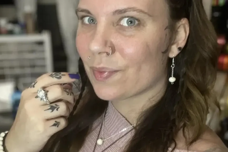 Amanda faz peças usando terra de sepultura e placenta Mulher viraliza ao produzir joias com sêmen e sangue menstrual; veja fotos