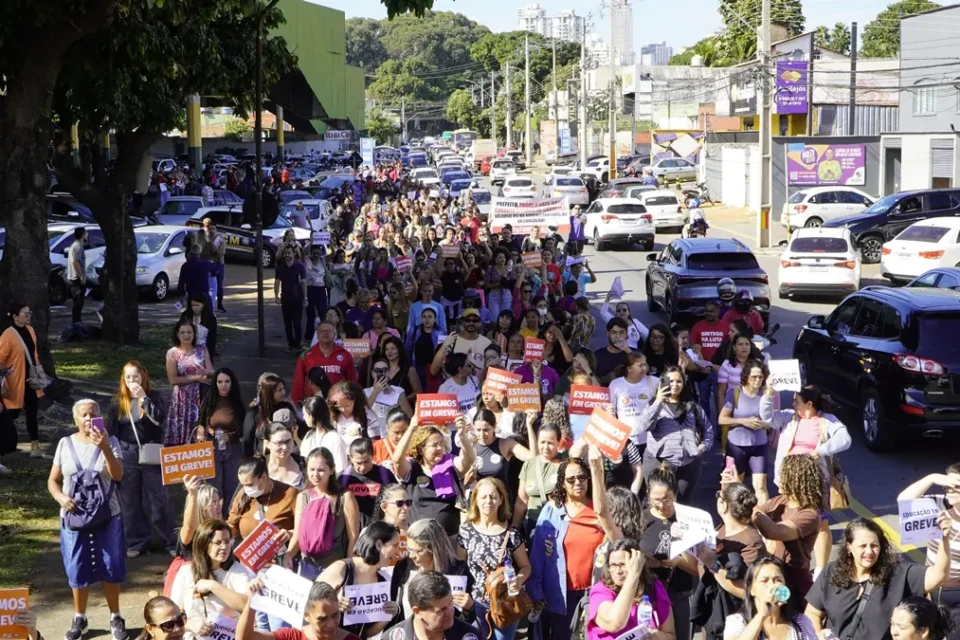 Trabalhadores da Educação de Goiânia fazem nova assembleia para definir se greve continua
