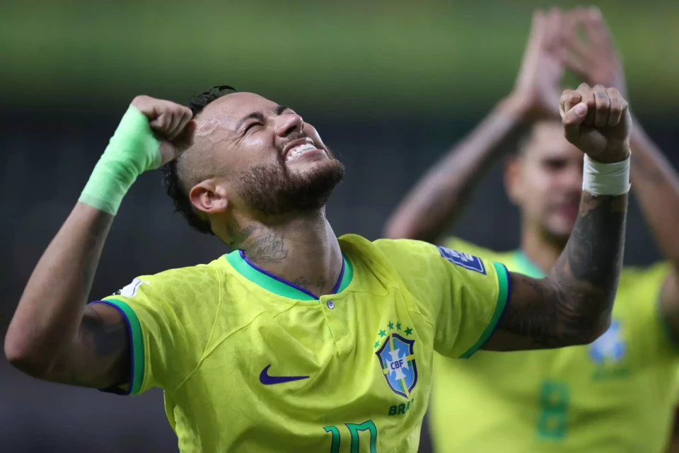 Jogo Brasil e Japão: Neymar mostra chuteira com nome dos filhos veja foto Jogador estará no banco de reservas na partida desta segunda-feira