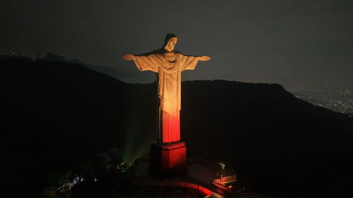 Cristo Redentor recebe iluminação especial para anunciar o Totus Tuus Mariae Goiânia