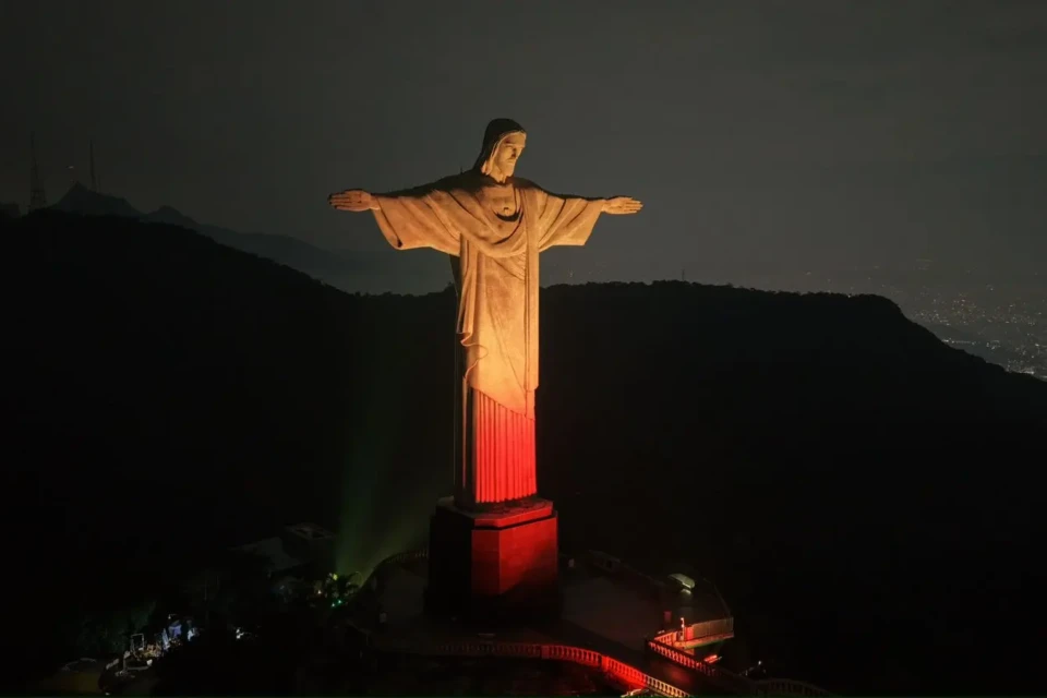 Cristo Redentor recebe iluminação especial para anunciar o Totus Tuus Mariae Goiânia