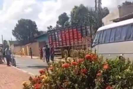 Caminhão danificou casas e carro - (Foto: reprodução)