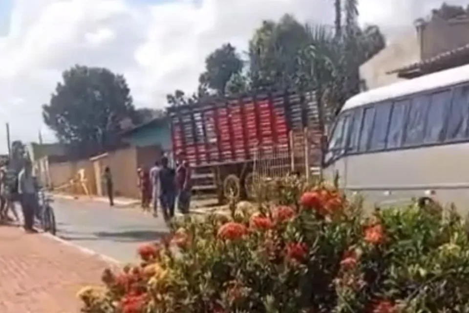 Caminhão danificou casas e carro - (Foto: reprodução)