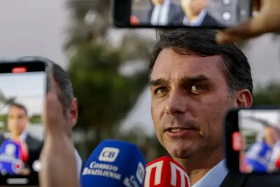 Imagem mostra senador Flávio Bolsonaro durante entrevista coletiva