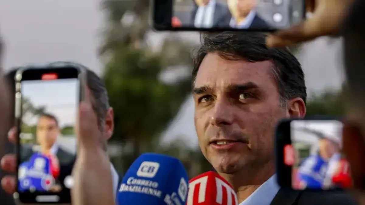 Imagem mostra senador Flávio Bolsonaro durante entrevista coletiva