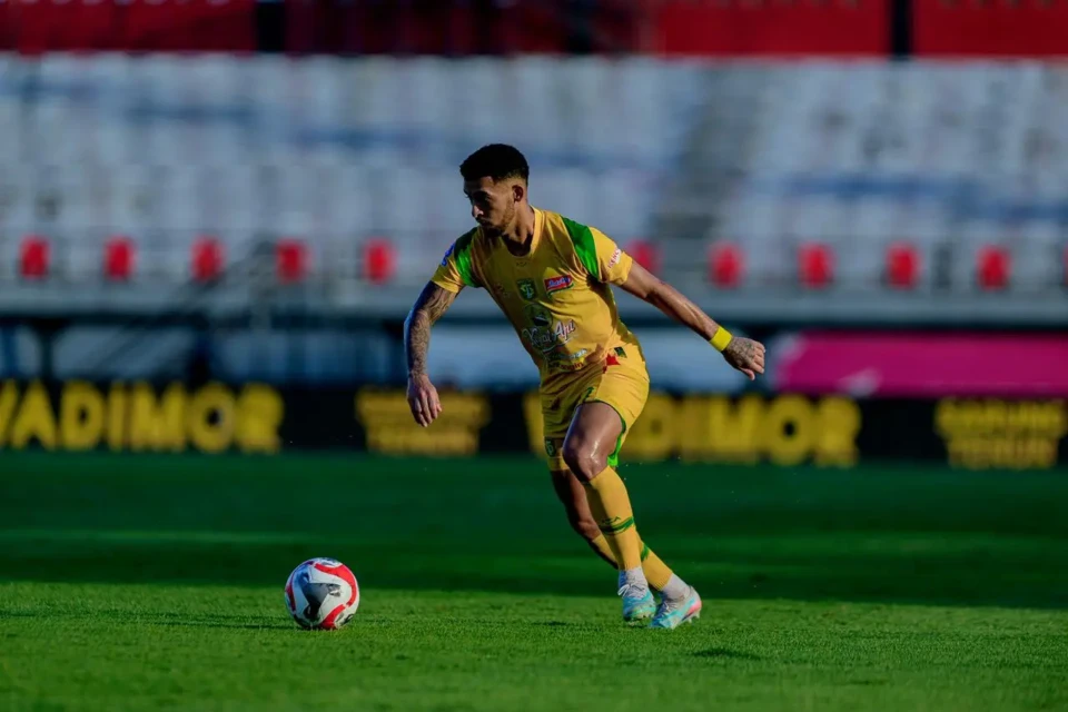 Jefferson durante partida no futebol da Indonésia