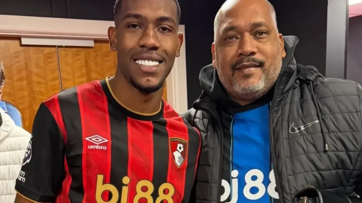 Rayan e seu Pai com a camisa do Bournemouth, da Inglaterra