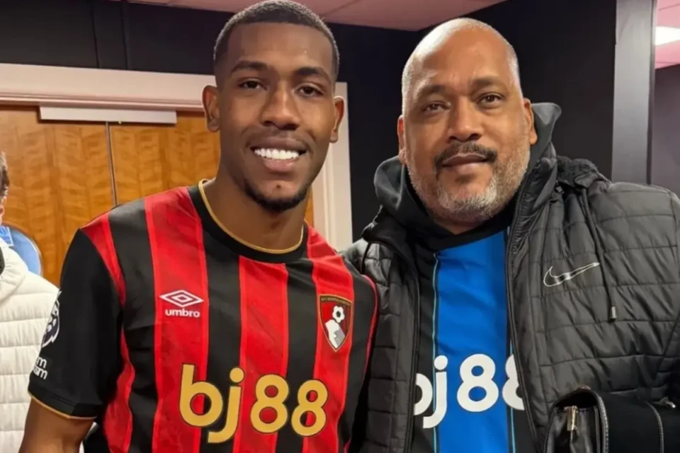 Rayan e seu Pai com a camisa do Bournemouth, da Inglaterra