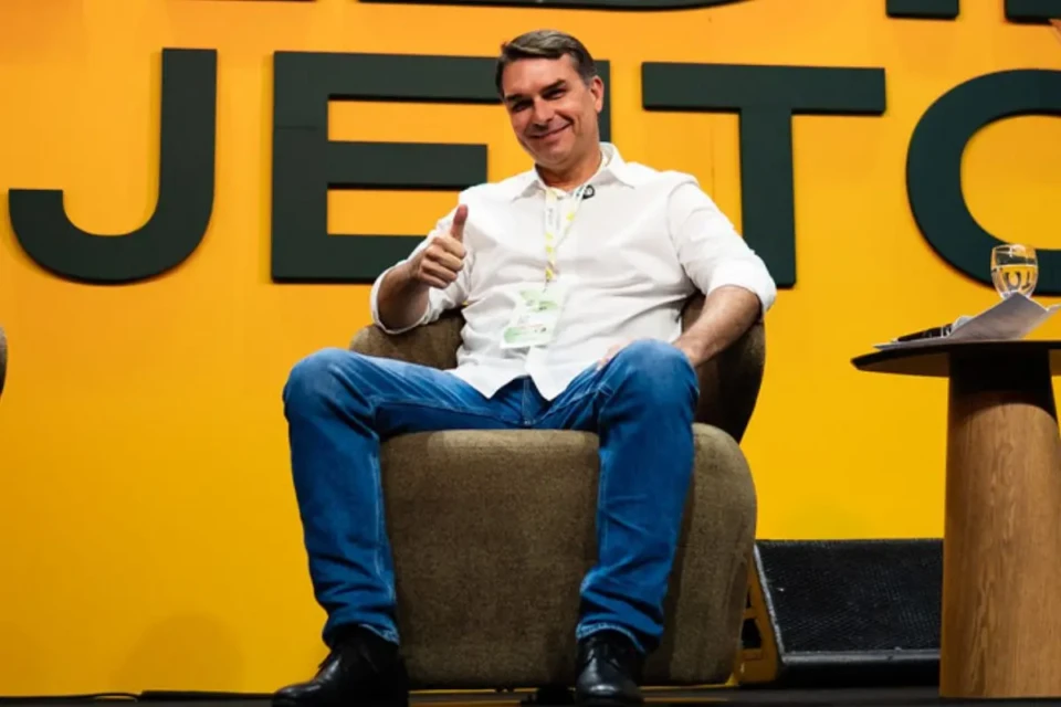'É a mulherada que manda', diz Flávio Bolsonaro após desgaste com Michelle e fala machista de aliado