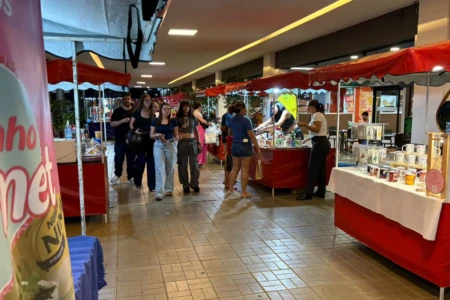 Feira reúne gastronomia artesanal e pequenos empreendedores no centro de Goiânia