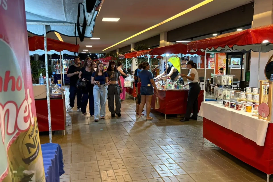Feira reúne gastronomia artesanal e pequenos empreendedores no centro de Goiânia