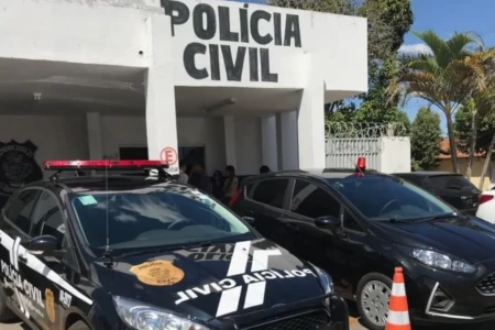Foto mostra fachada de delegacia de polícia em Goiás