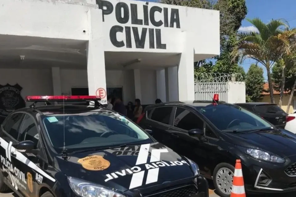 Foto mostra fachada de delegacia de polícia em Goiás