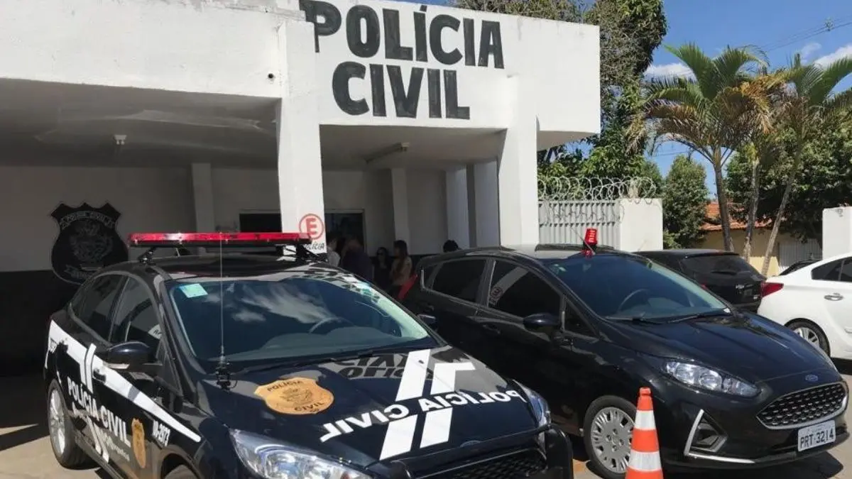 Foto mostra fachada de delegacia de polícia em Goiás