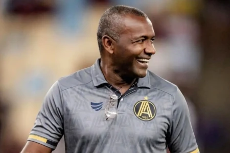 Zé Carlos com a camisa da Aparecidense