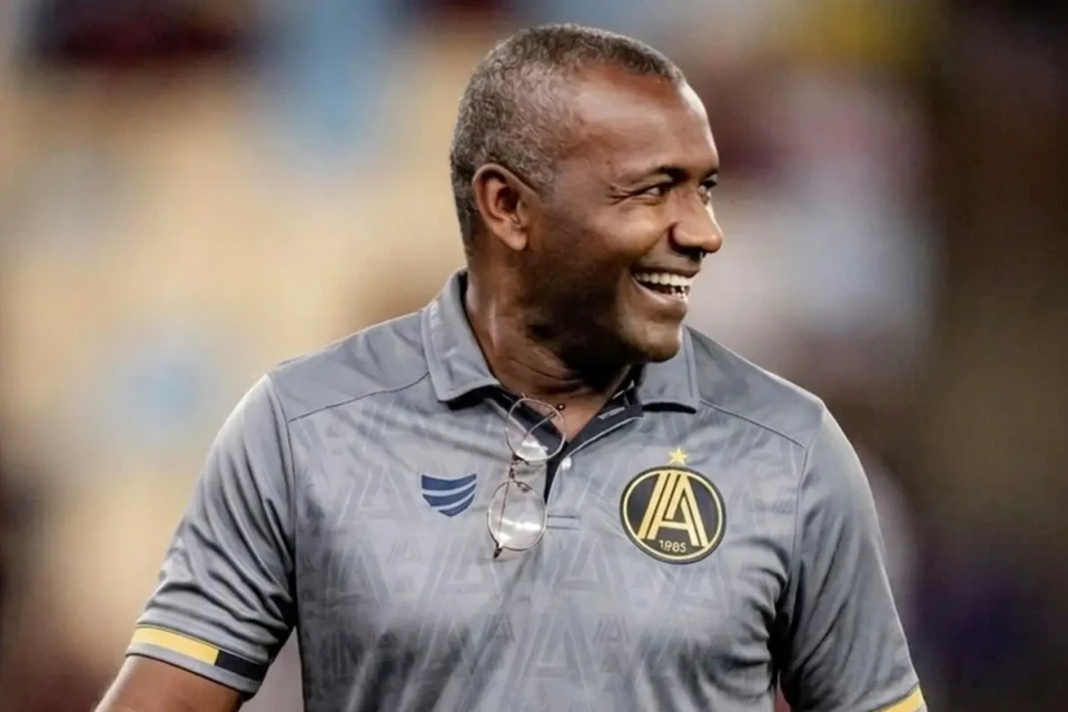 Zé Carlos com a camisa da Aparecidense
