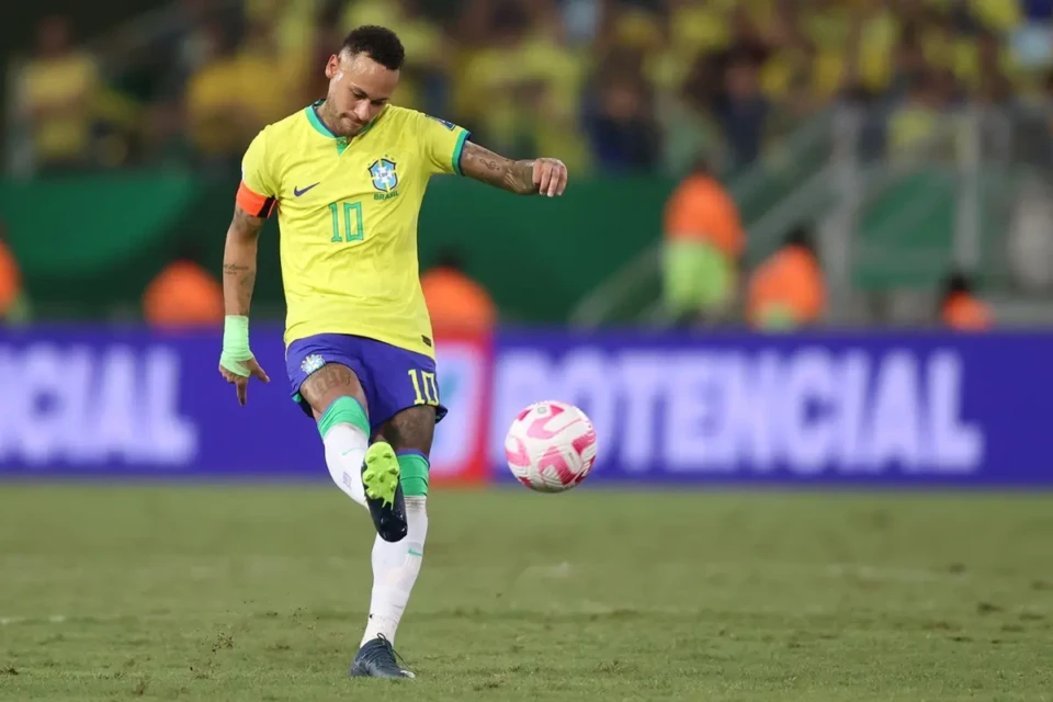 Neymar com a camisa da seleção brasileira