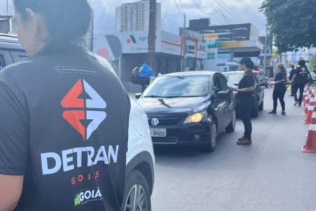 Servidores do Detran orientando motoristas - (Foto: reprodução/Detran)