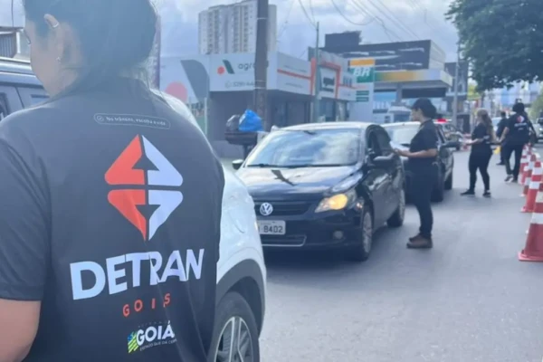 Servidores do Detran orientando motoristas - (Foto: reprodução/Detran)