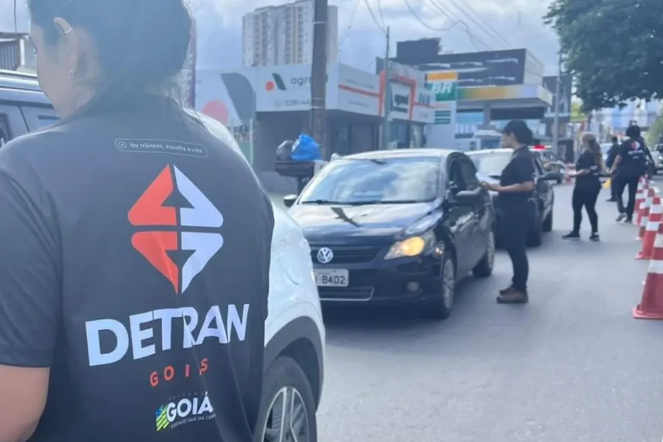 Servidores do Detran orientando motoristas - (Foto: reprodução/Detran)