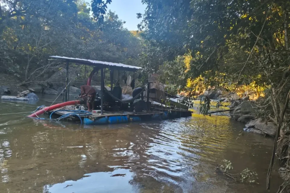 Balsa usada no garimpo destruída pela PM - (Foto: reprodução/PM)