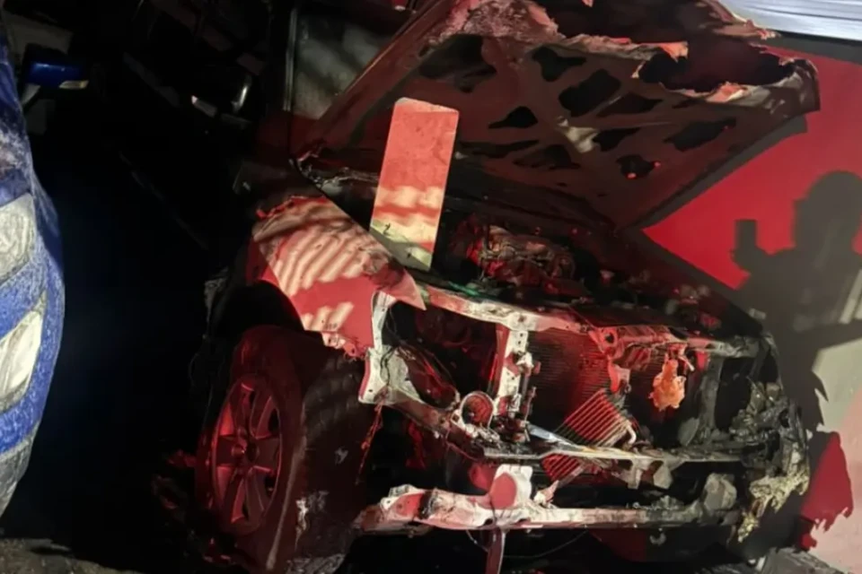 Carro foi destruído pelo fogo - (Foto: reprodução/PC)