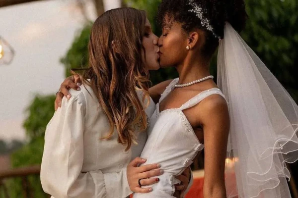 Francília e Luiza deixaram a vida religiosa por questões de saúde mental Ex-freiras que se conheceram em convento se casam: Deus foi cupido