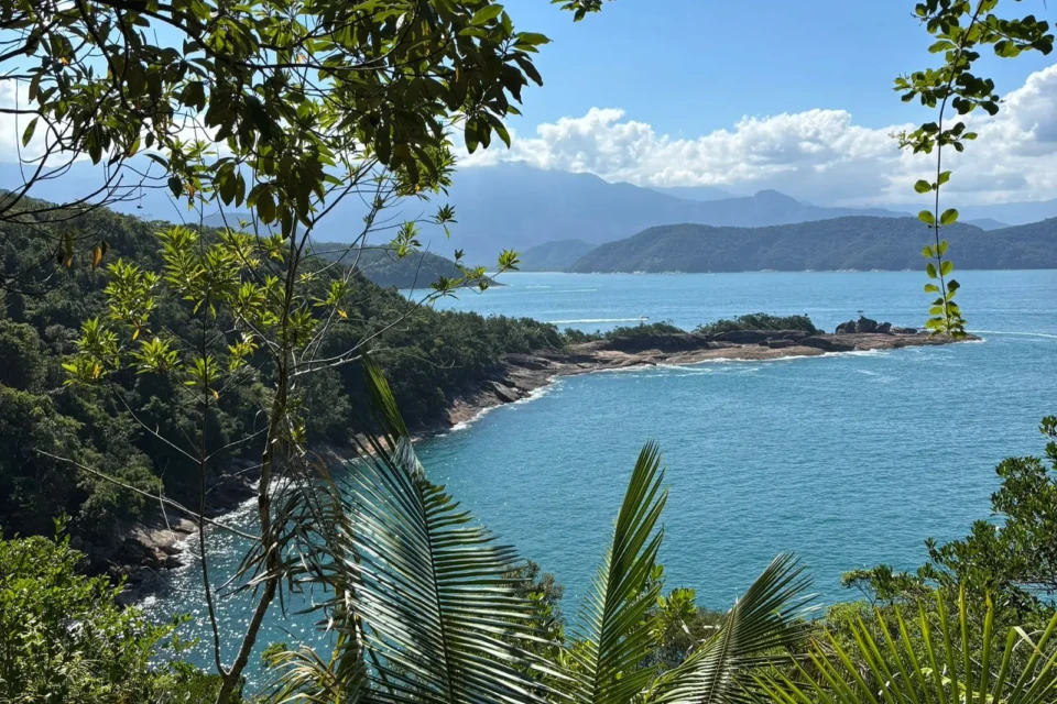 Trilha em São Paulo que passa por sete praias paradisíacas incríveis; vídeo Trilha em Ubatuba em regiões fascinantes do Litoral Norte