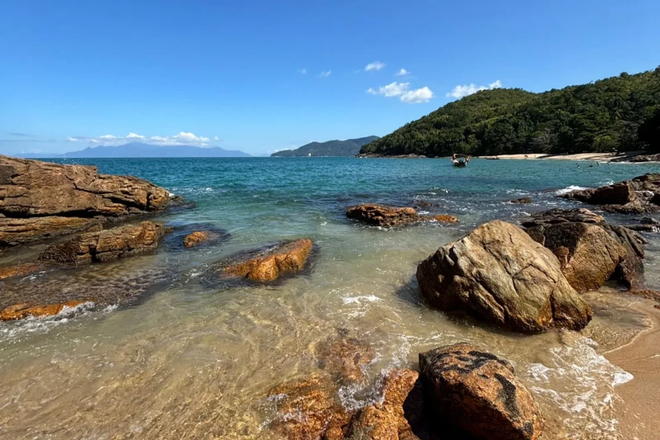 Trilha em São Paulo que passa por sete praias paradisíacas incríveis; vídeo Trilha em Ubatuba em regiões fascinantes do Litoral Norte
