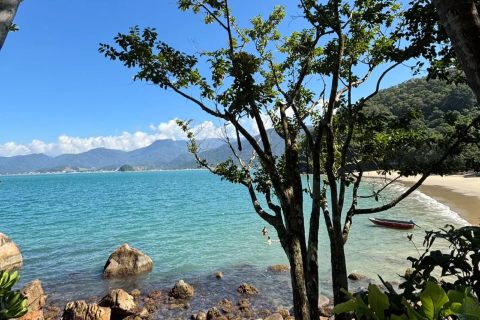 Trilha em São Paulo que passa por sete praias paradisíacas incríveis; vídeo Trilha em Ubatuba em regiões fascinantes do Litoral Norte