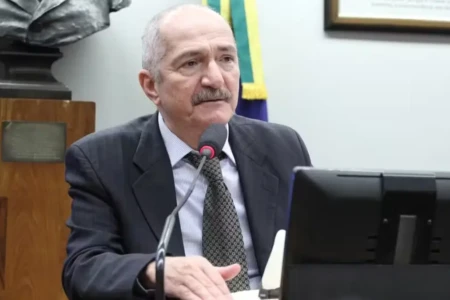 Direção do DC decide expulsar Aldo Rebelo por críticas ao presidente da sigla
