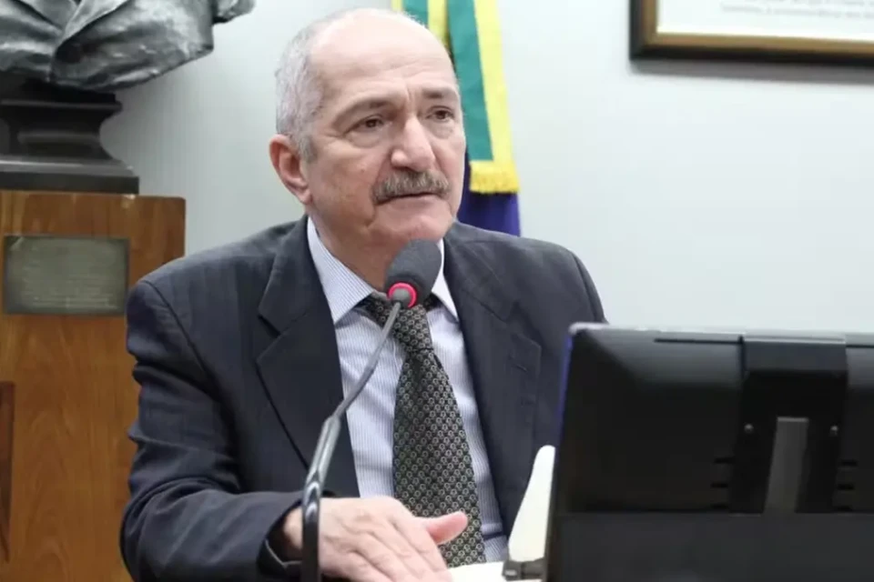 Direção do DC decide expulsar Aldo Rebelo por críticas ao presidente da sigla