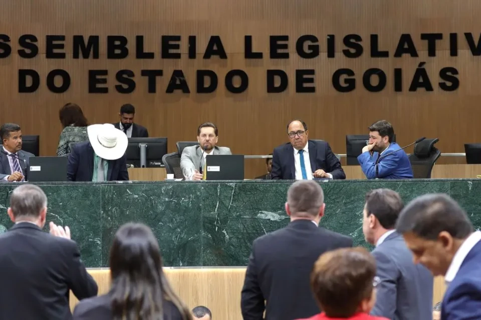 Imagem mostra deputados no plenário da Alego