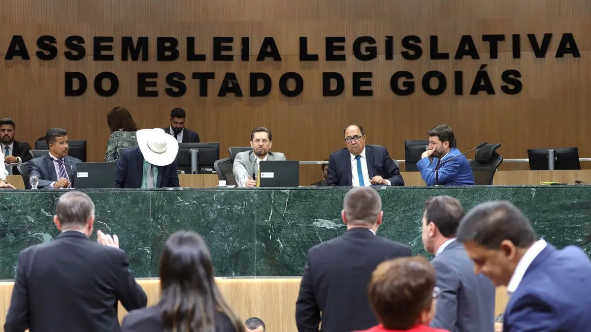 Imagem mostra deputados no plenário da Alego