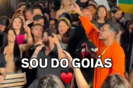 Cantor Paulo Pires grava clipe em bar famoso de Goiânia e Hungria aparece de surpresa; vídeo Sou do Goiás chega às plataformas na sexta (29)